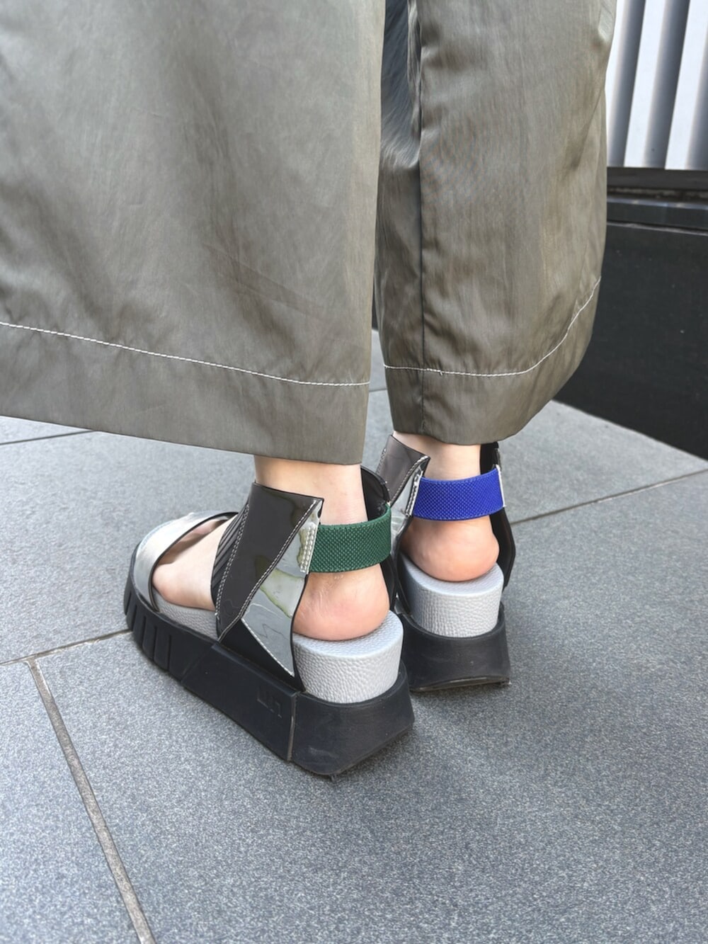 グレー系のつなぎ/オールインワン、その他のサンダルを着用したレディースの春コーディネートの7枚目の写真