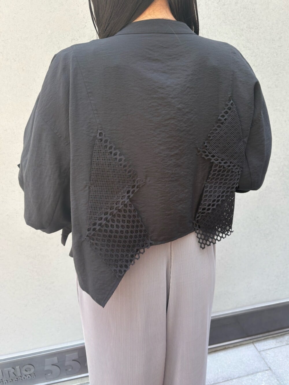 ブラック系のサンダル、グレー系のつなぎ/オールインワン、ブラック系のシャツ/ブラウスを着用したレディースの夏コーディネートの8枚目の写真