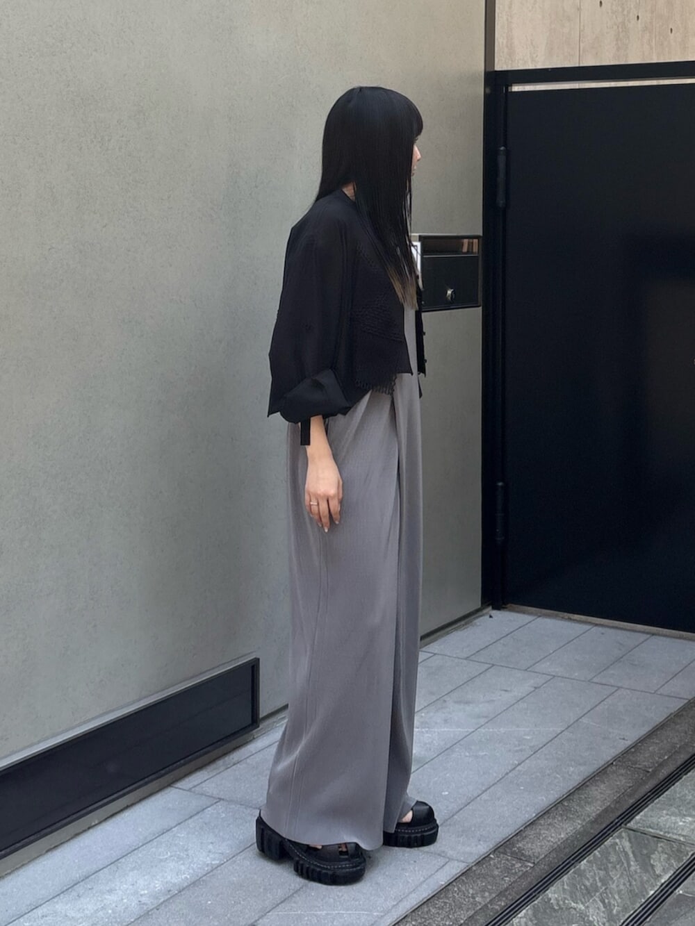 ブラック系のサンダル、グレー系のつなぎ/オールインワン、ブラック系のシャツ/ブラウスを着用したレディースの夏コーディネートの5枚目の写真