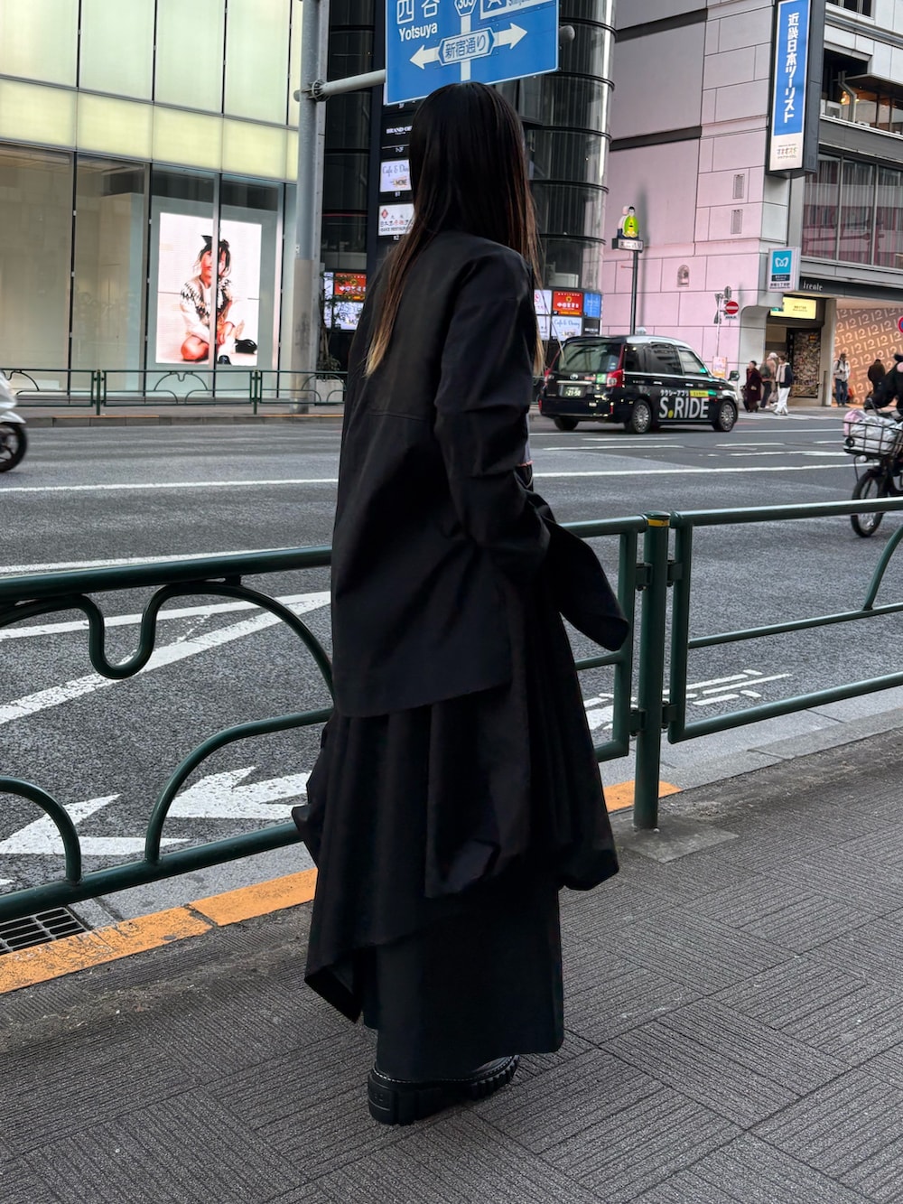 ブラック系のシャツ/ブラウス、ブラック系のその他パンツ、シルバー系のブーツを着用したレディースの春コーディネートの3枚目の写真