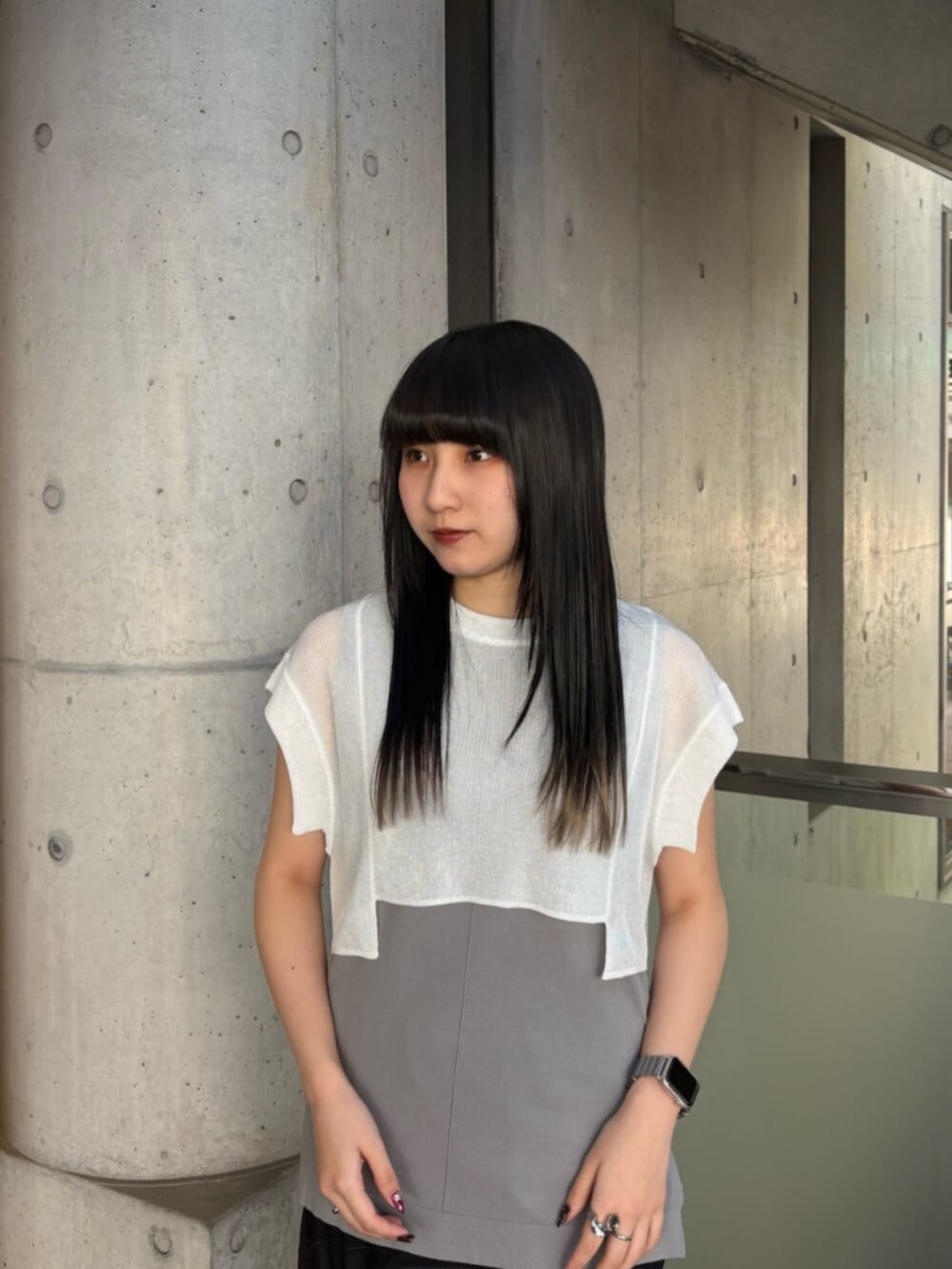 グレー系のサンダル、グレー系のタンクトップ、ホワイト系のニット/セーターを着用したレディースの夏コーディネートの4枚目の写真