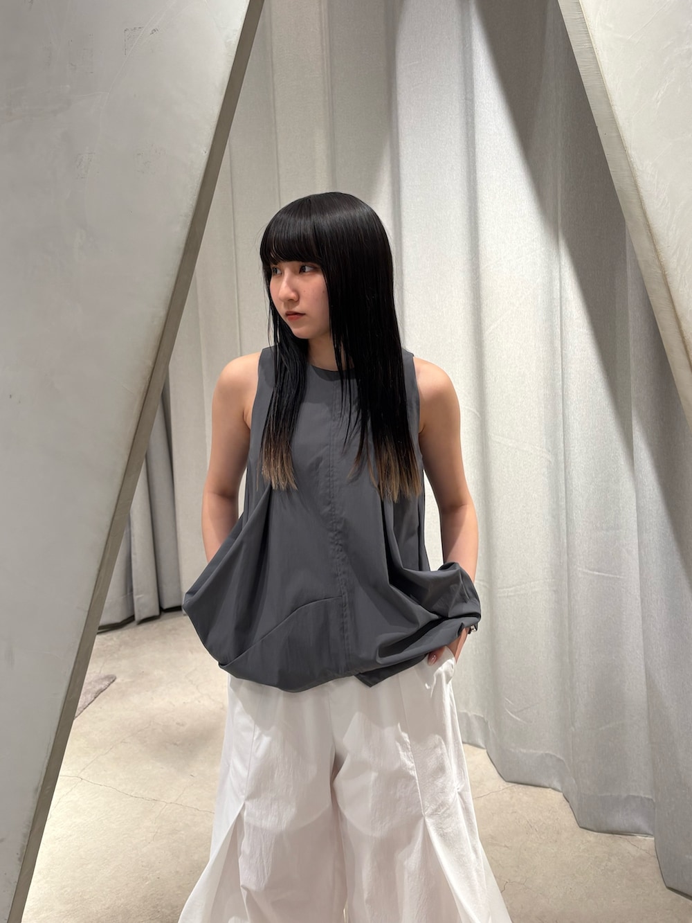 ホワイト系のその他パンツ、シルバー系のサンダル、グレー系のタンクトップを着用したレディースの春コーディネートの5枚目の写真