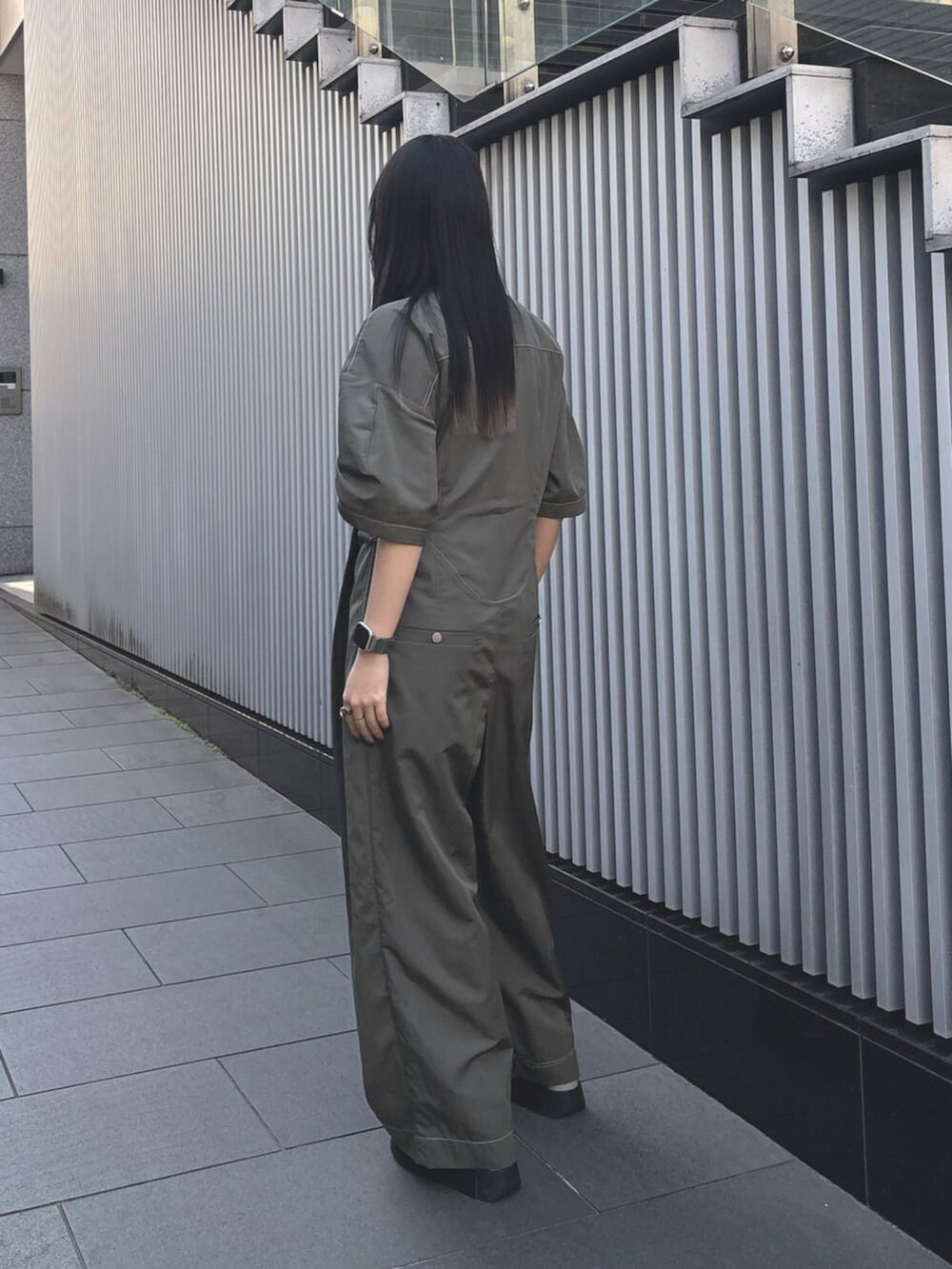 グレー系のつなぎ/オールインワン、その他のサンダルを着用したレディースの春コーディネートの2枚目の写真