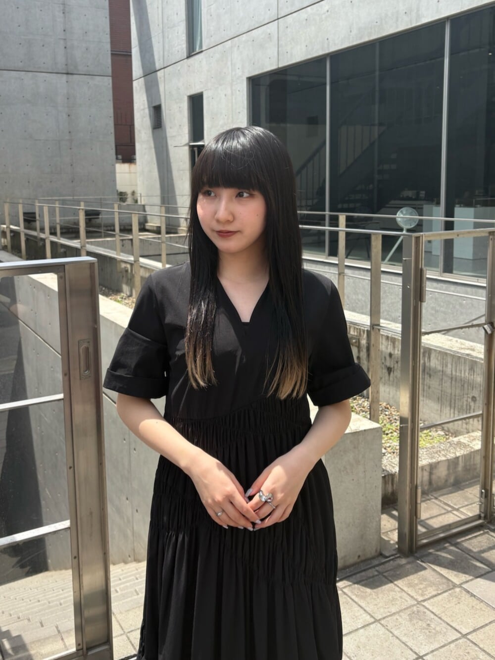 ブラック系のサンダル、ブラック系のワンピースを着用したレディースの夏コーディネートの4枚目の写真