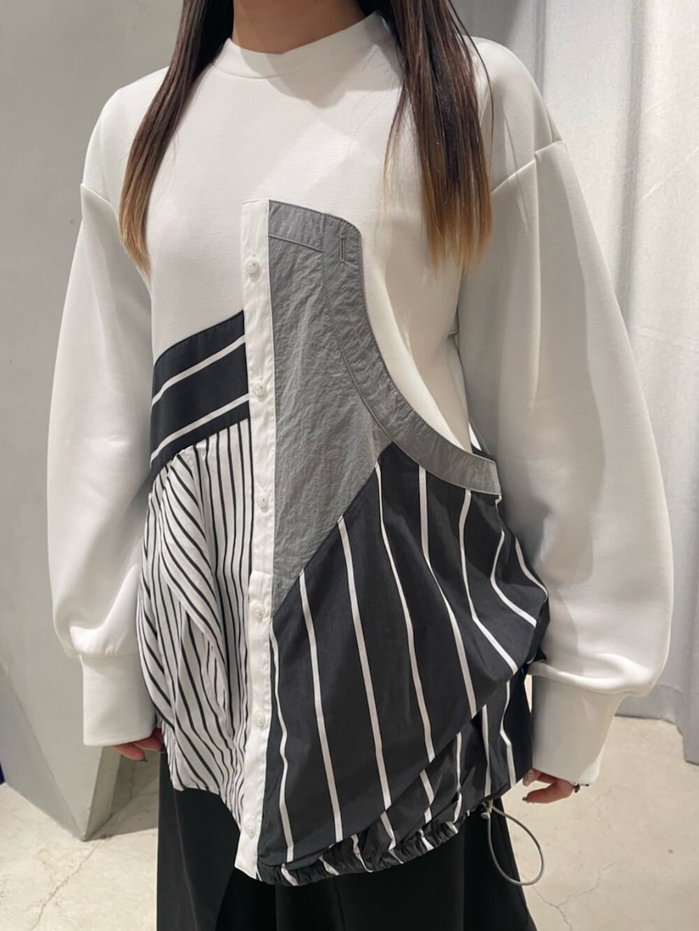 ブラック系のスカート、シルバー系のブーツ、その他のTシャツ/カットソーを着用したレディースの冬コーディネートの7枚目の写真