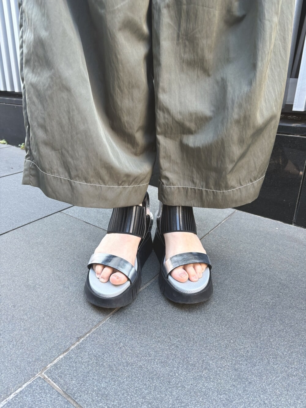 グレー系のつなぎ/オールインワン、その他のサンダルを着用したレディースの春コーディネートの6枚目の写真