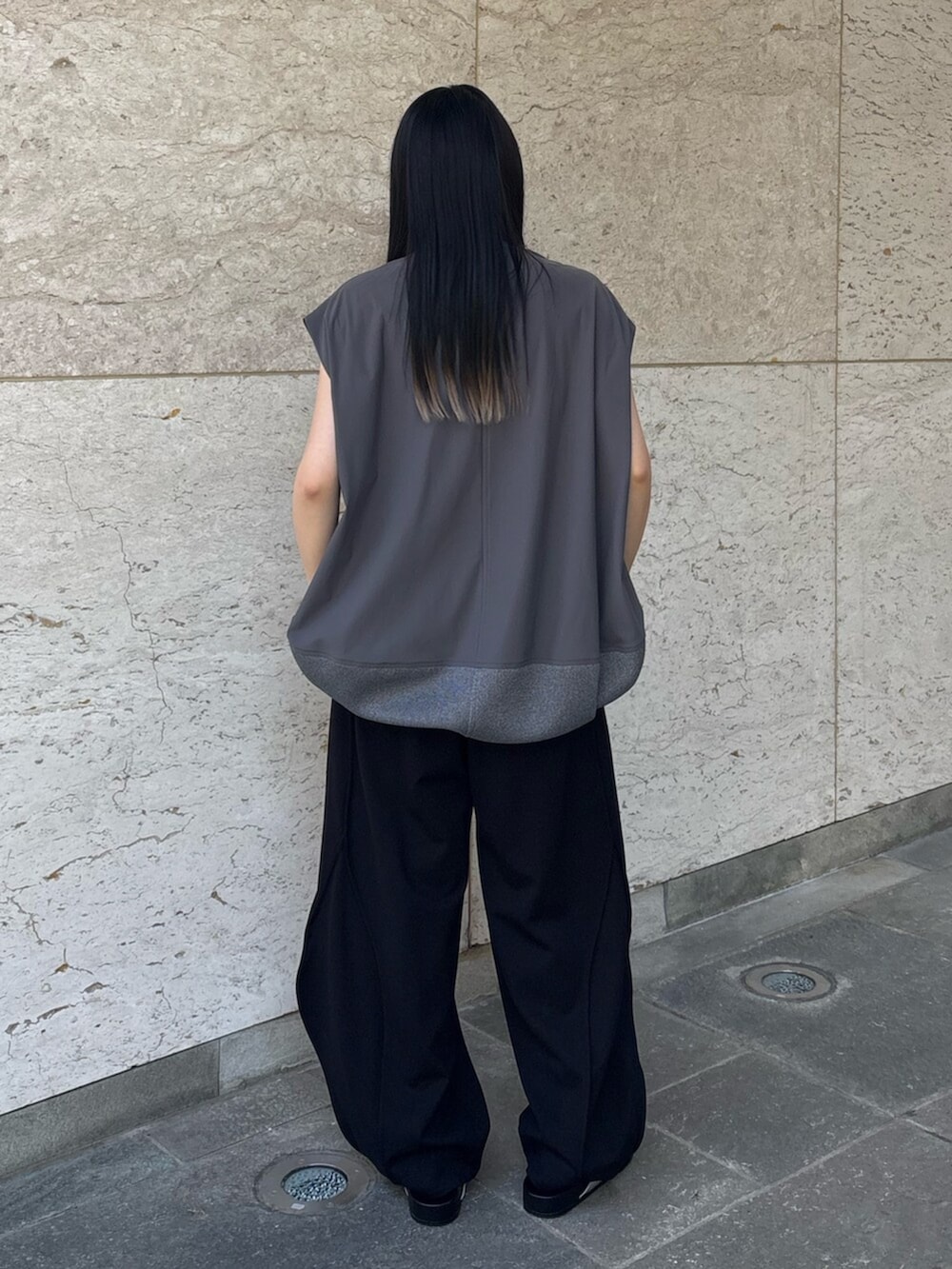 シルバー系のサンダル、グレー系のTシャツ/カットソー、ブラック系のその他パンツを着用したレディースの夏コーディネートの3枚目の写真