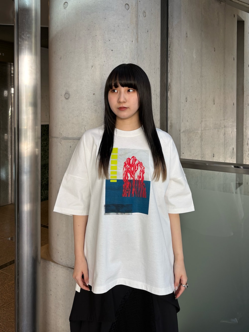 シルバー系のサンダル、ホワイト系のTシャツ/カットソー、ブラック系のスカートを着用したレディースの春コーディネートの5枚目の写真