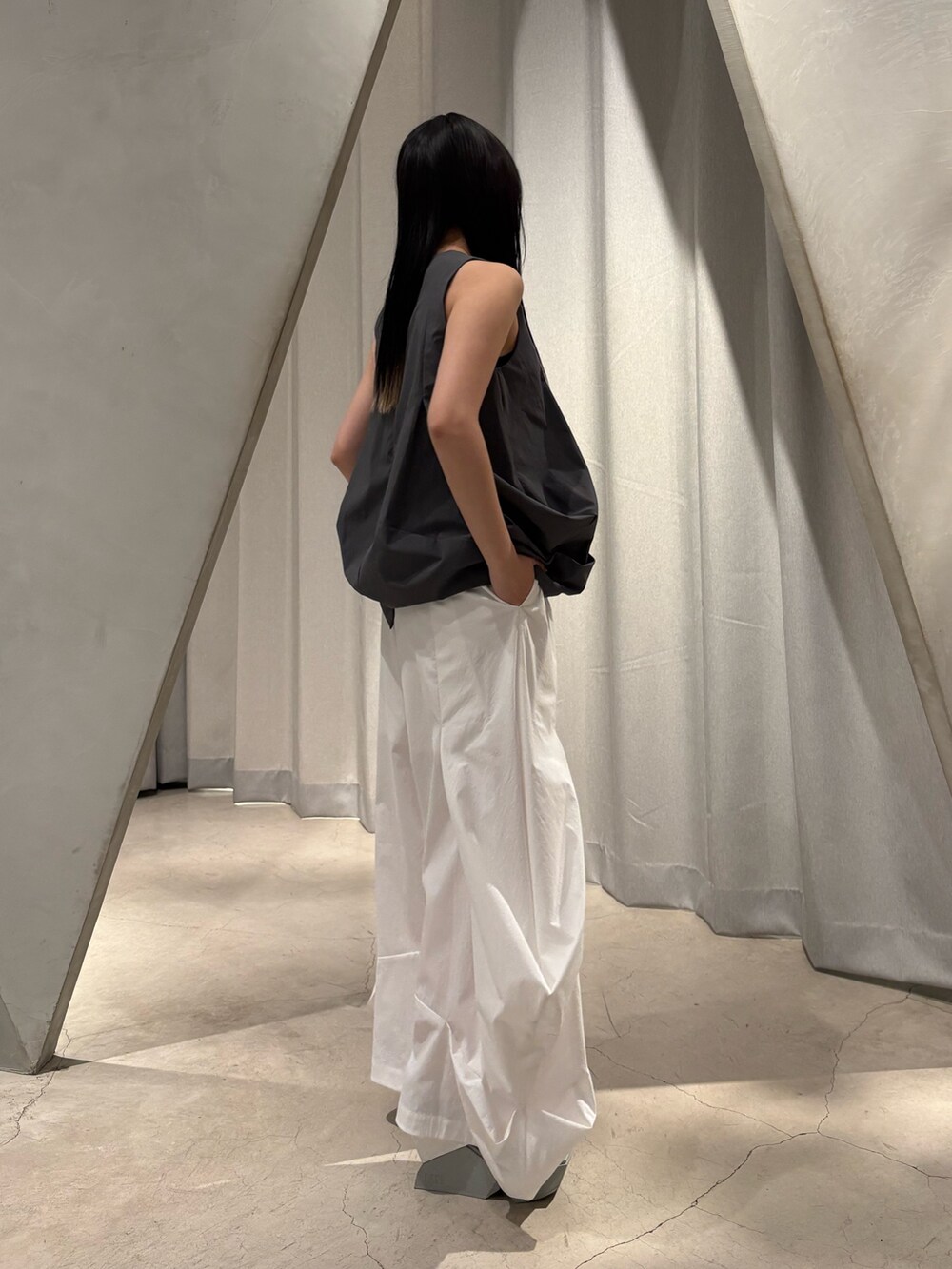 ホワイト系のその他パンツ、シルバー系のサンダル、グレー系のタンクトップを着用したレディースの春コーディネートの4枚目の写真