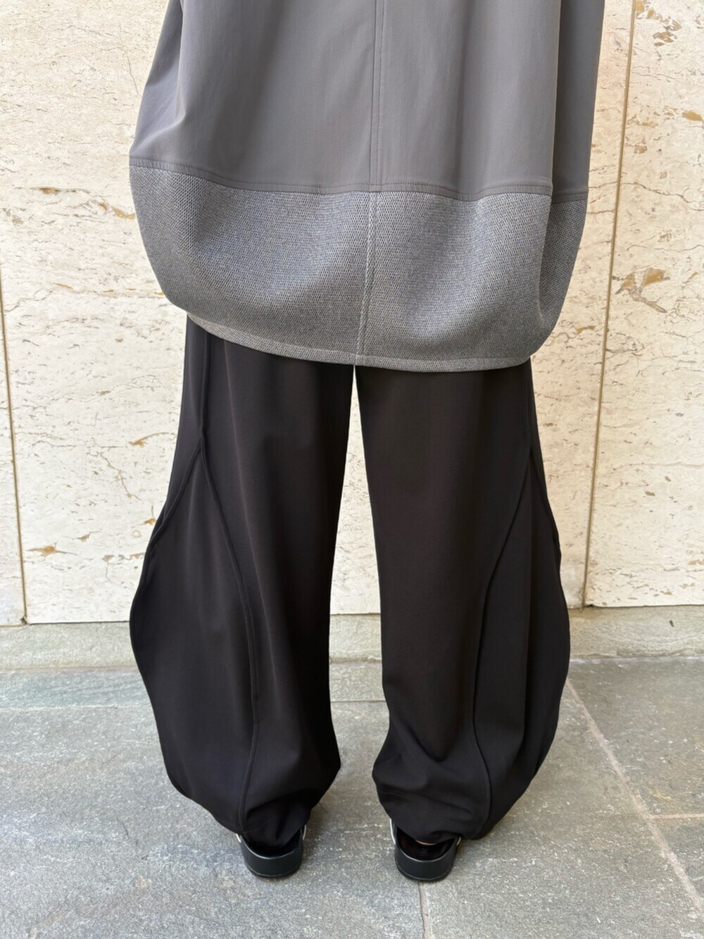 シルバー系のサンダル、グレー系のTシャツ/カットソー、ブラック系のその他パンツを着用したレディースの夏コーディネートの7枚目の写真