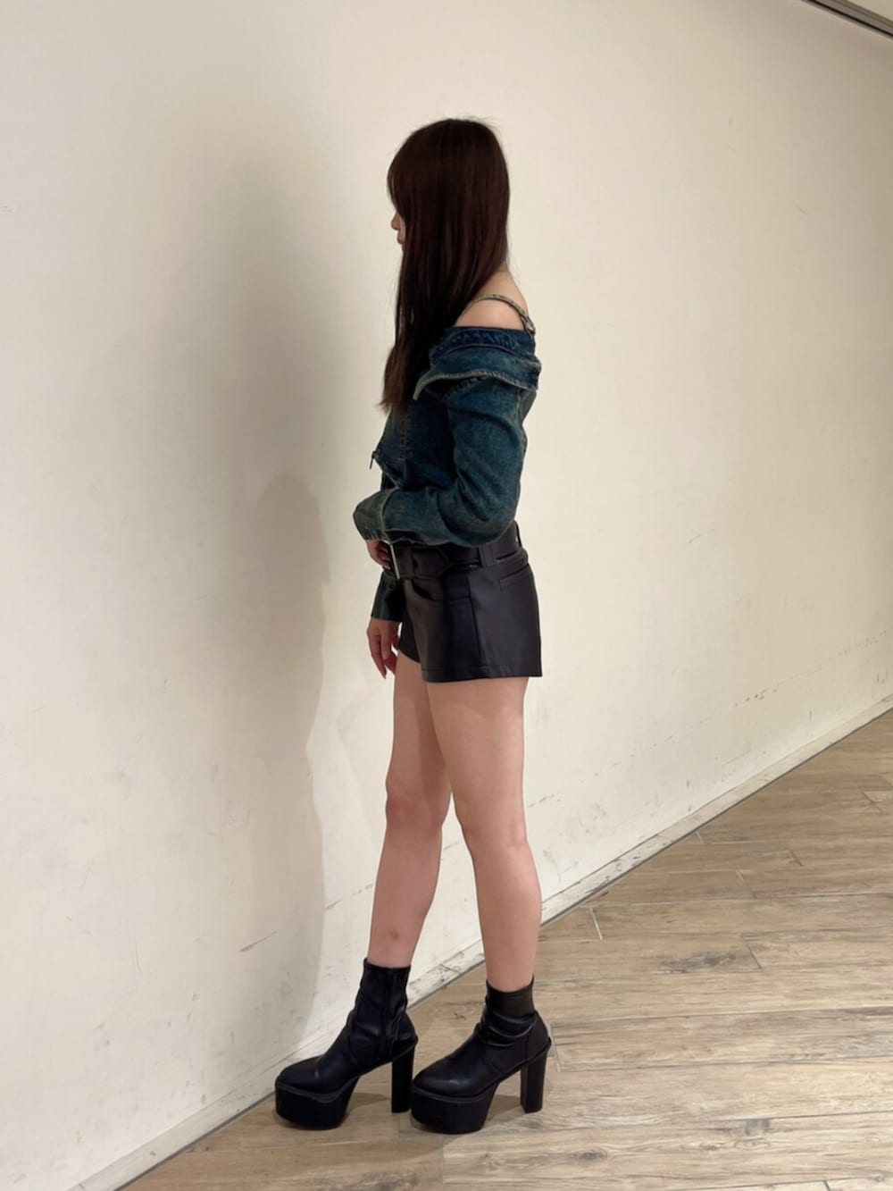 ブルー系のシャツ/ブラウス、ブラック系のその他パンツ、ブラック系のブーツを着用したレディースの夏コーディネートの3枚目の写真