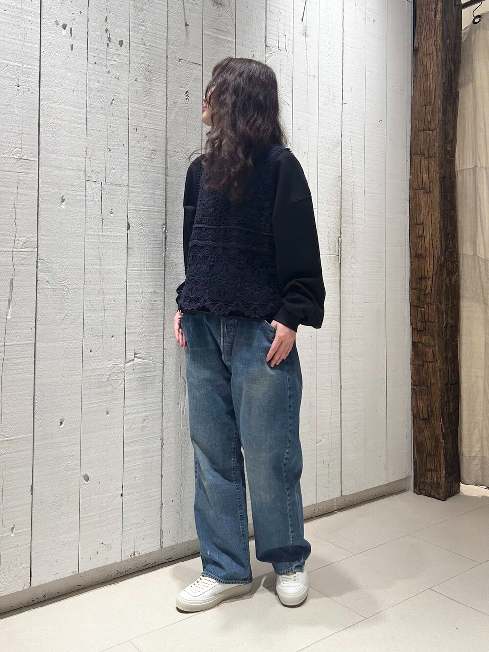 ブラック系のベスト、ブラック系のスウェットを着用したレディースの冬コーディネートの5枚目の写真