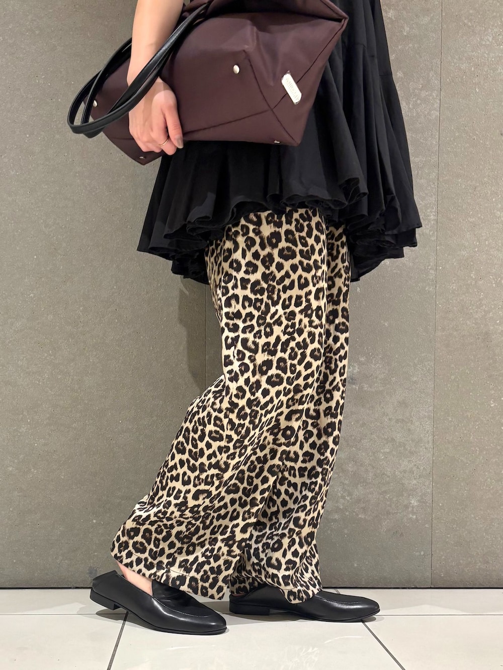 ベージュ系のその他パンツ、ブラック系のシャツ/ブラウス、レッド系のトートバッグを着用したレディースの夏コーディネートの6枚目の写真