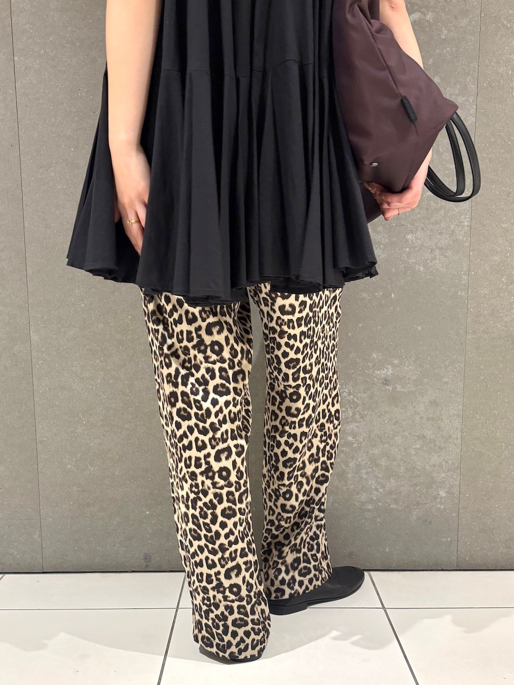 ベージュ系のその他パンツ、ブラック系のシャツ/ブラウス、レッド系のトートバッグを着用したレディースの夏コーディネートの7枚目の写真