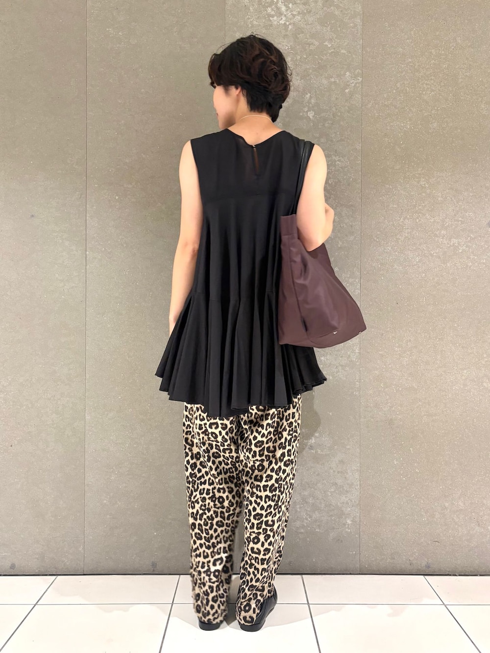 ベージュ系のその他パンツ、ブラック系のシャツ/ブラウス、レッド系のトートバッグを着用したレディースの夏コーディネートの3枚目の写真