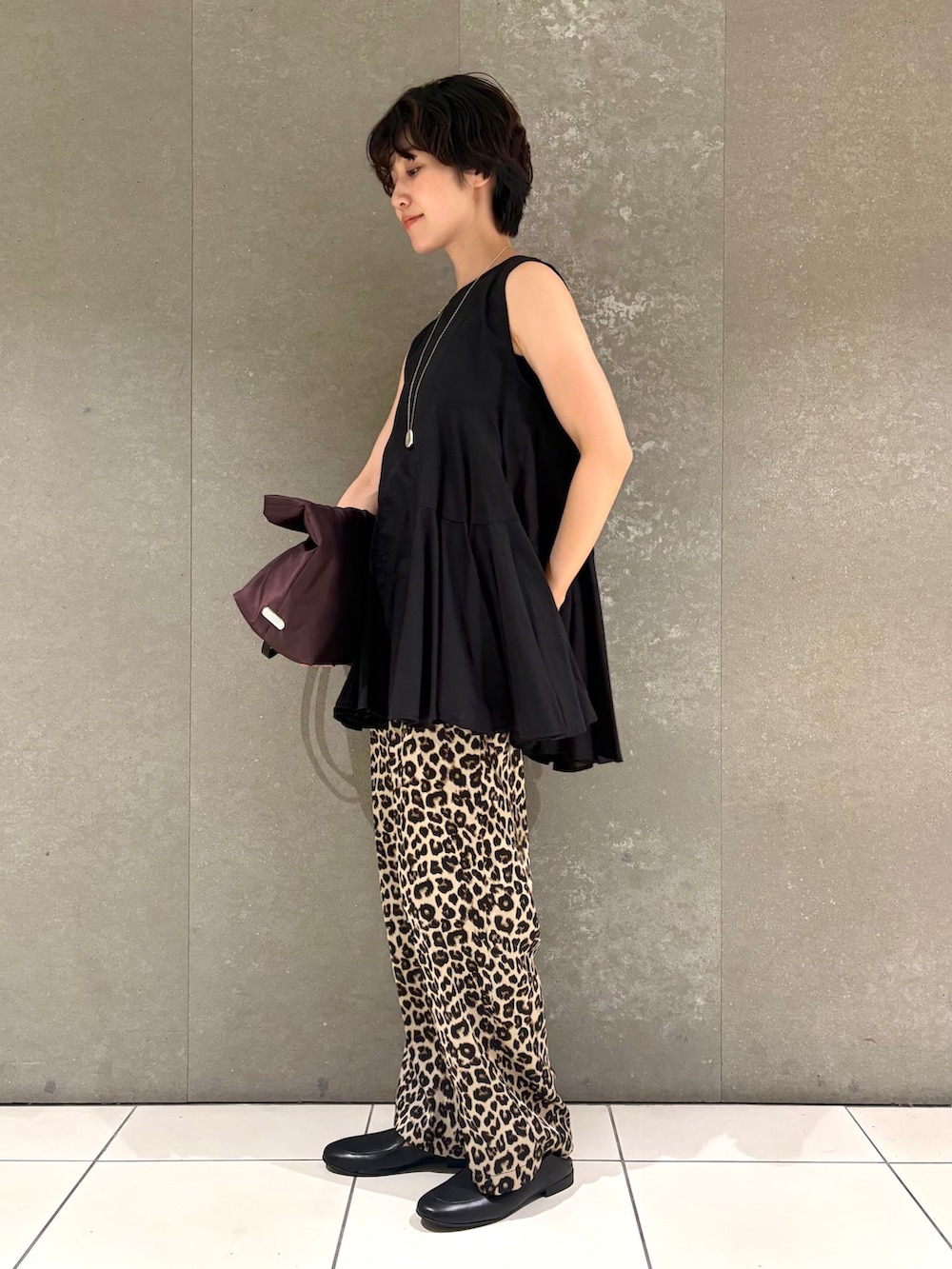 ベージュ系のその他パンツ、ブラック系のシャツ/ブラウス、レッド系のトートバッグを着用したレディースの夏コーディネートの4枚目の写真