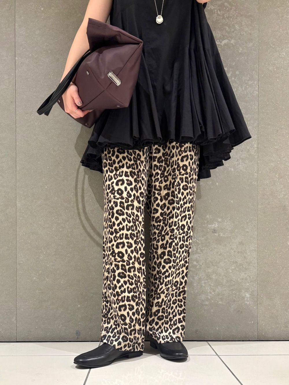 ベージュ系のその他パンツ、ブラック系のシャツ/ブラウス、レッド系のトートバッグを着用したレディースの夏コーディネートの5枚目の写真