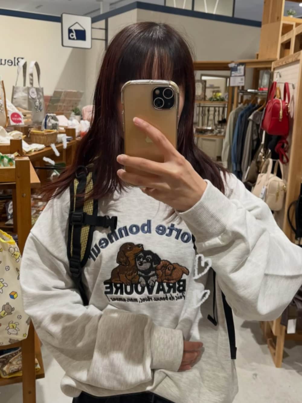 ホワイト系のスウェットを着用したレディースの冬コーディネートの3枚目の写真