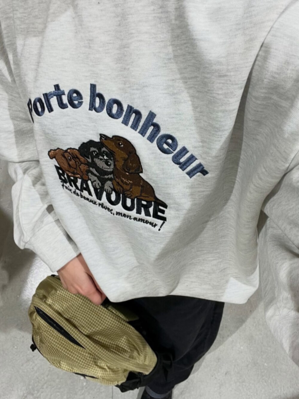 ホワイト系のスウェットを着用したレディースの冬コーディネートの5枚目の写真