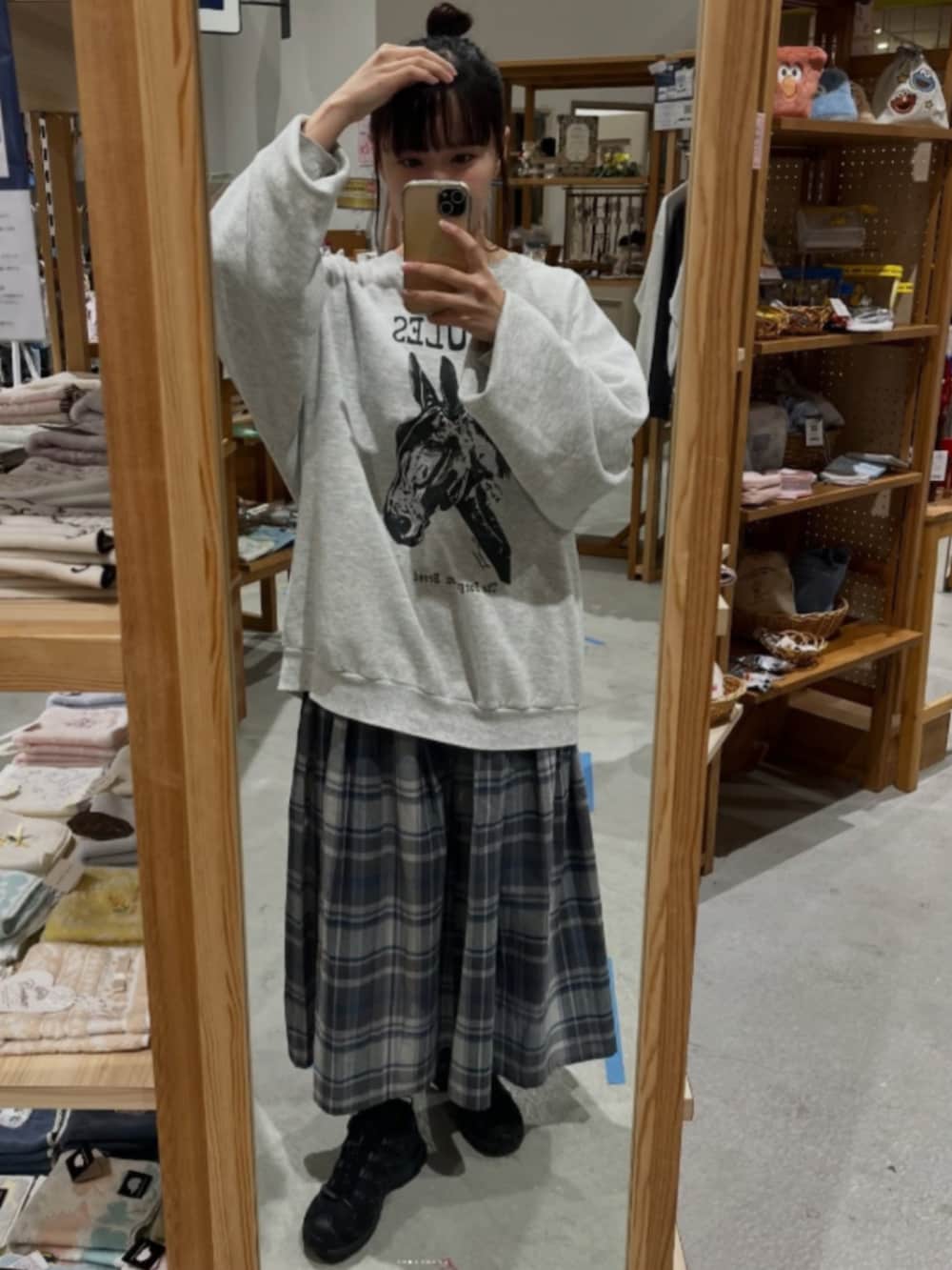 ブラック系のスカートを着用したレディースの春コーディネートの6枚目の写真