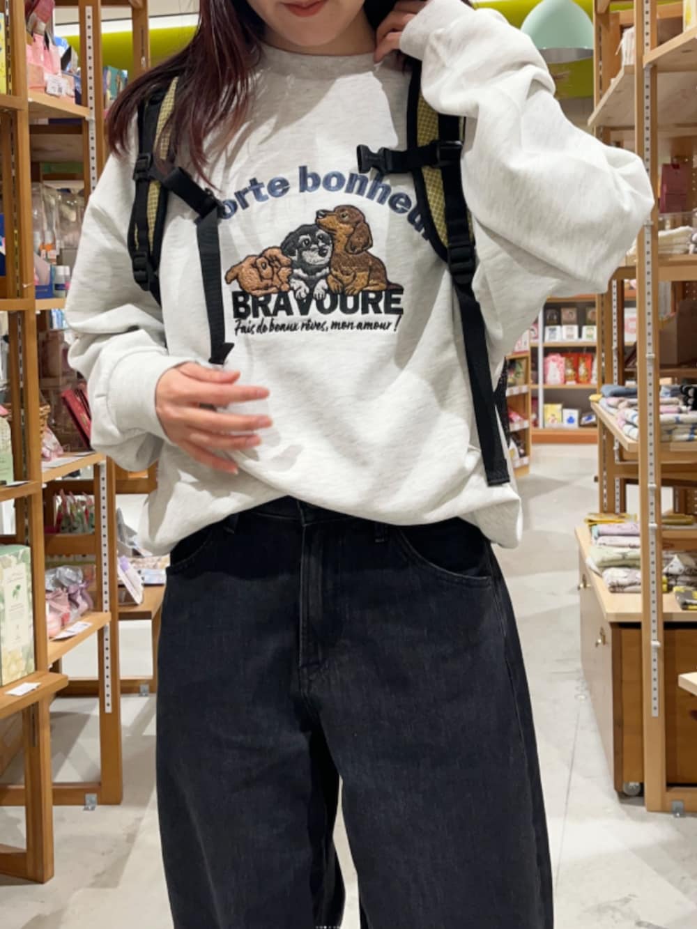 ホワイト系のスウェットを着用したレディースの冬コーディネートの2枚目の写真