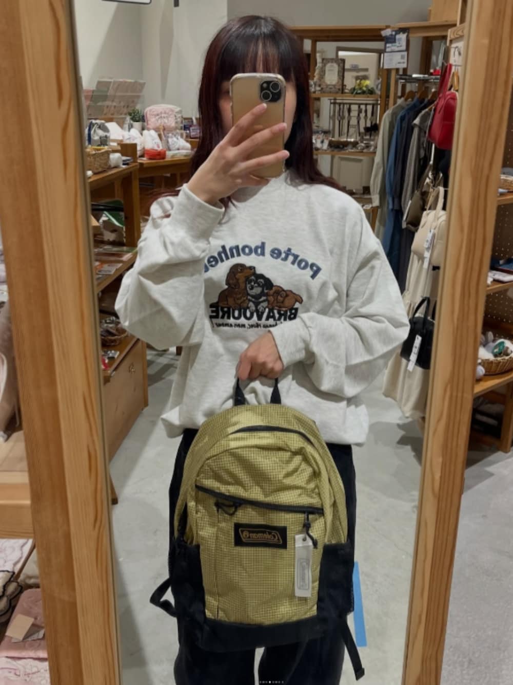 ホワイト系のスウェットを着用したレディースの冬コーディネートの4枚目の写真