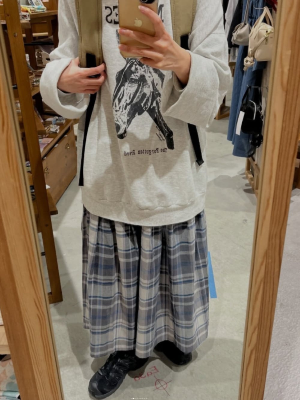 ブラック系のスカートを着用したレディースの春コーディネートの4枚目の写真