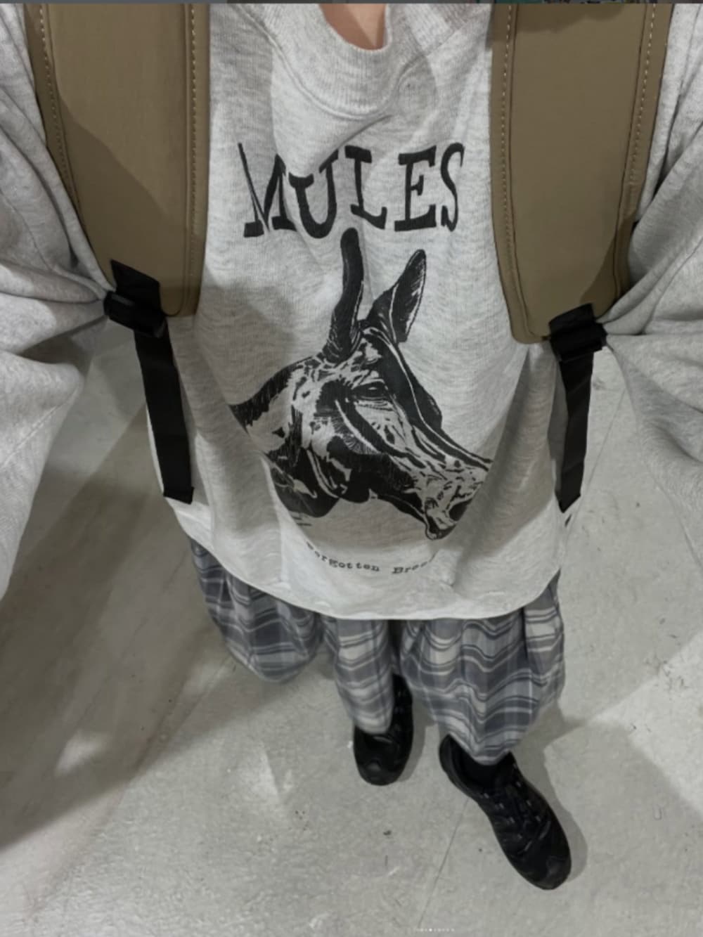 ブラック系のスカートを着用したレディースの春コーディネートの5枚目の写真