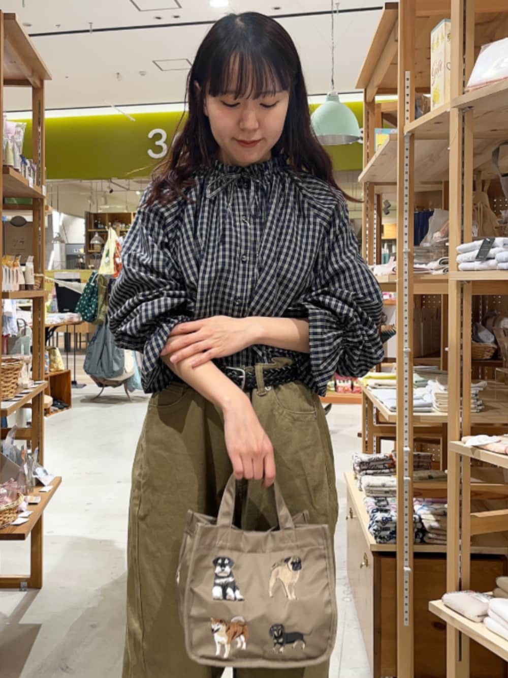 ベージュ系のトートバッグを着用したレディースの春コーディネートの2枚目の写真