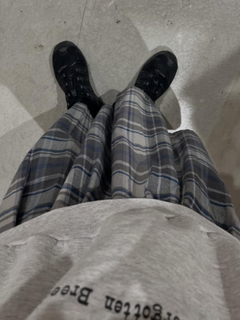 ブラック系のスカートを着用したレディースの春コーディネートの7枚目の写真