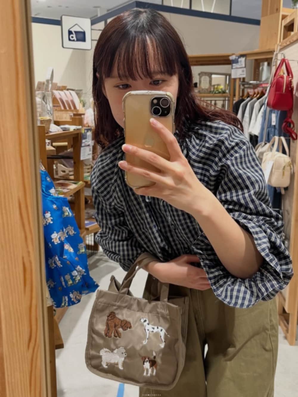 ベージュ系のトートバッグを着用したレディースの春コーディネートの3枚目の写真