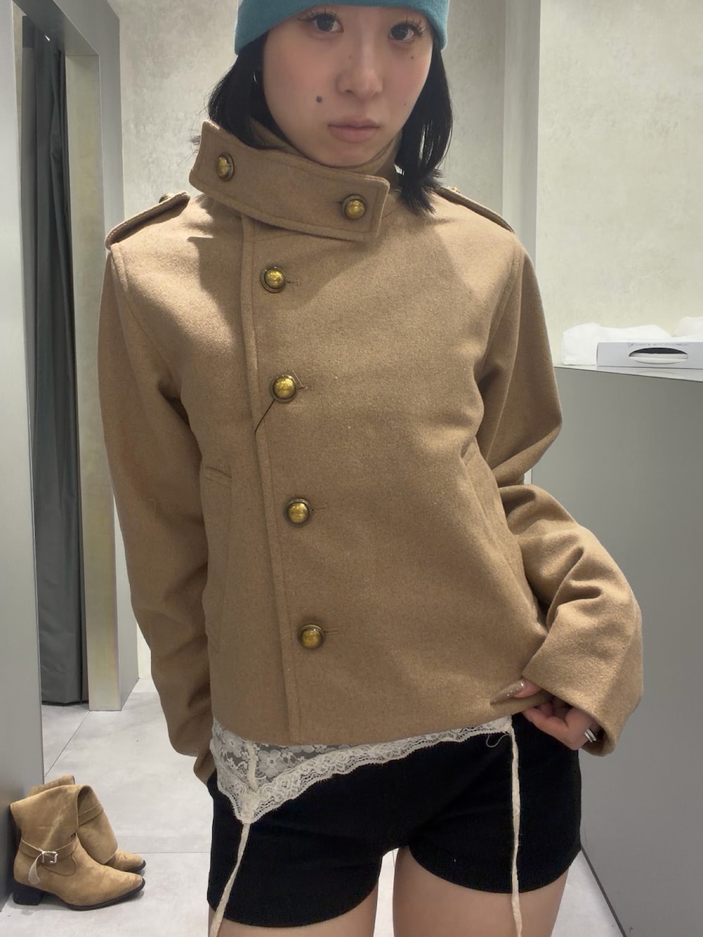 ベージュ系のジャケット/アウター、ホワイト系のキャミソール、ブラック系のその他パンツを着用したレディースの秋コーディネートの2枚目の写真
