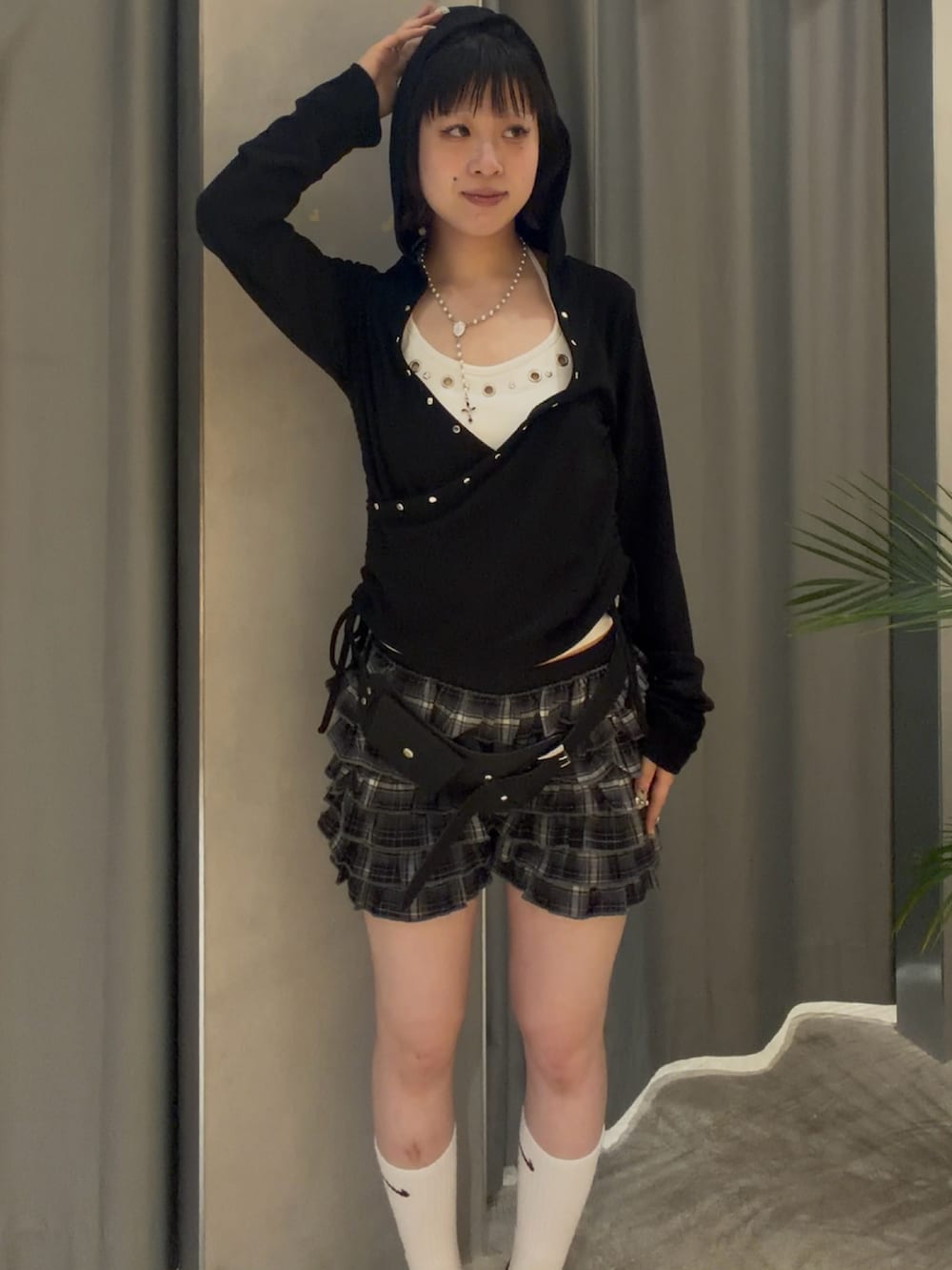 ブラック系のトップスを着用したレディースの春コーディネートの2枚目の写真