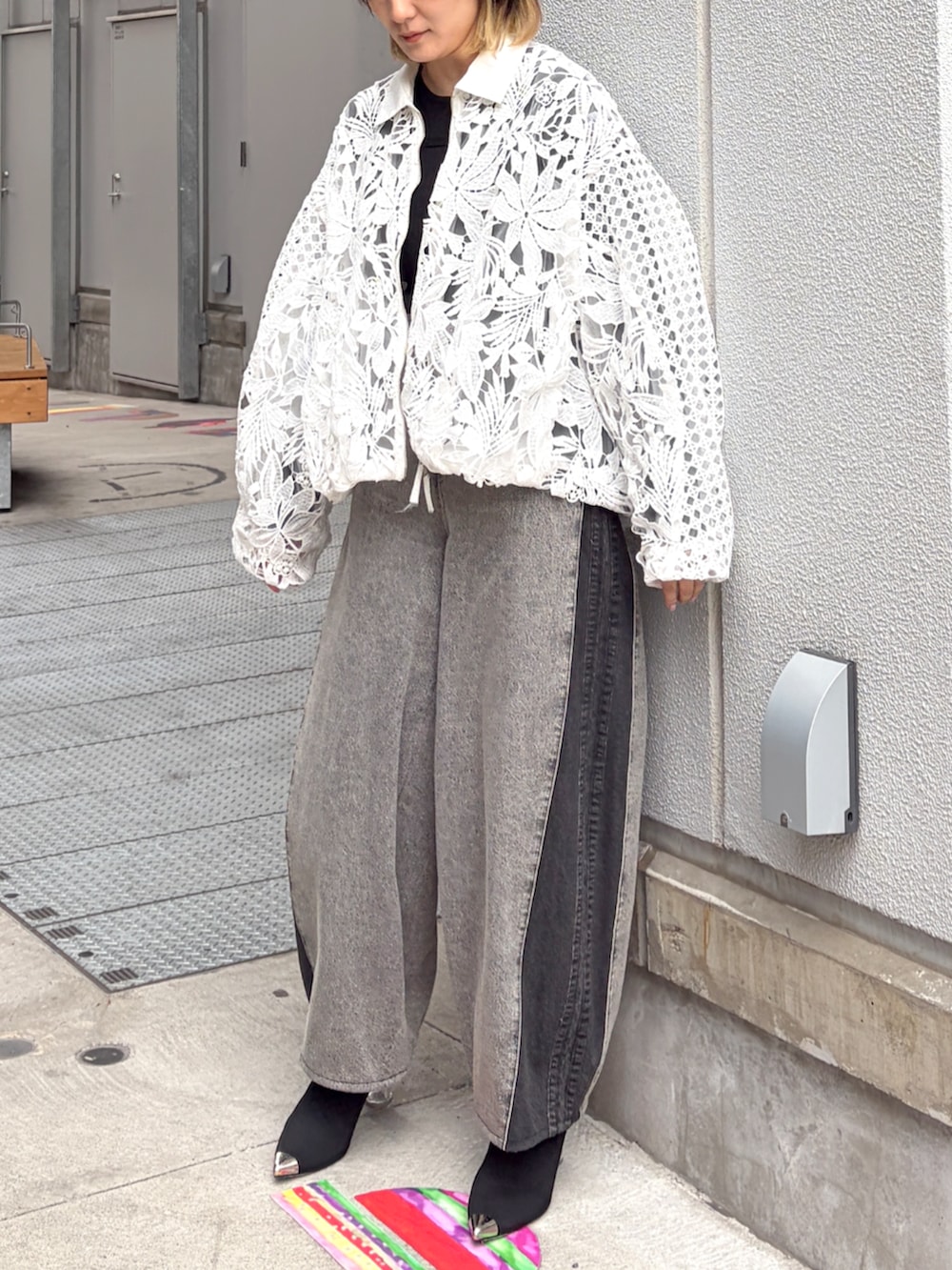 ホワイト系のブルゾンを着用したレディースの冬コーディネートの3枚目の写真