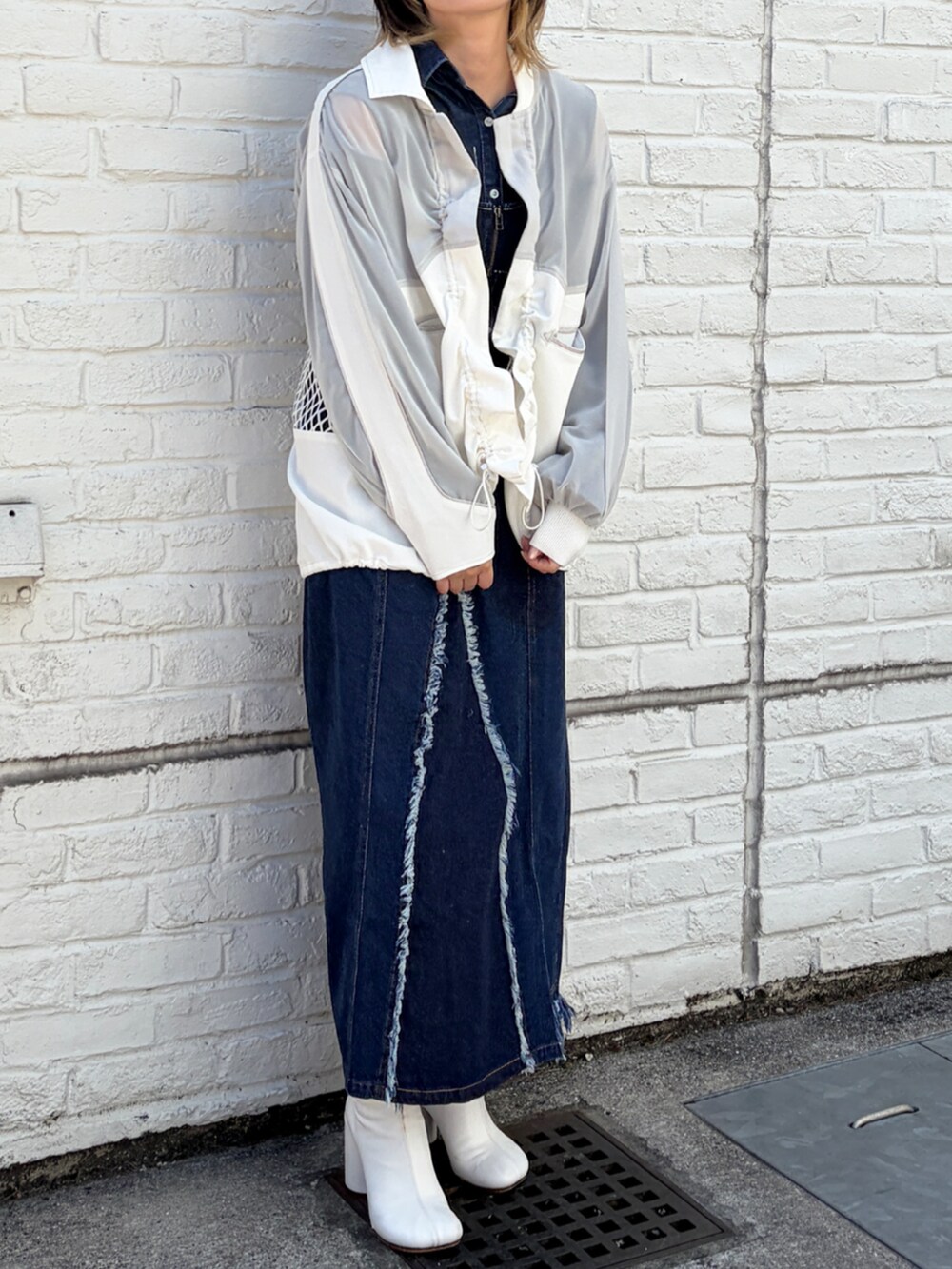 ホワイト系のブルゾンを着用したレディースの春コーディネートの5枚目の写真