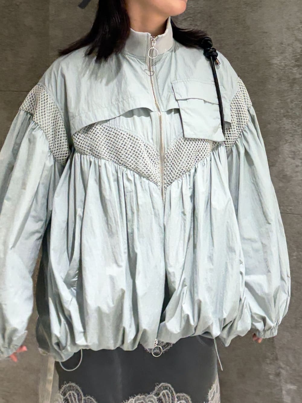 ブルー系のブルゾンを着用したレディースの春コーディネートの2枚目の写真