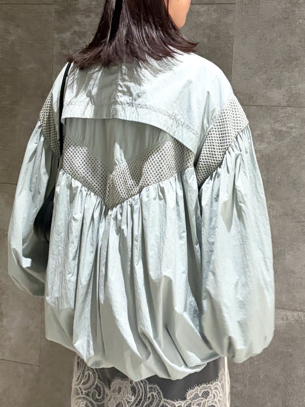 ブルー系のブルゾンを着用したレディースの春コーディネートの3枚目の写真