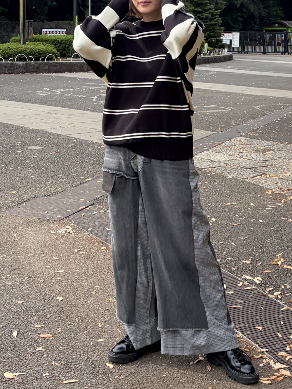 ブラック系のニット/セーター、グレー系のデニムパンツを着用したレディースの秋コーディネートの2枚目の写真