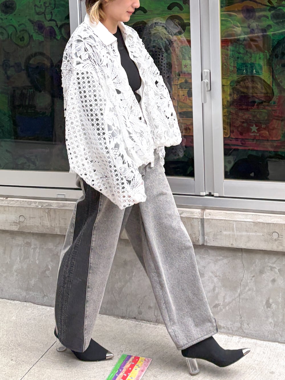 ホワイト系のブルゾンを着用したレディースの冬コーディネートの4枚目の写真