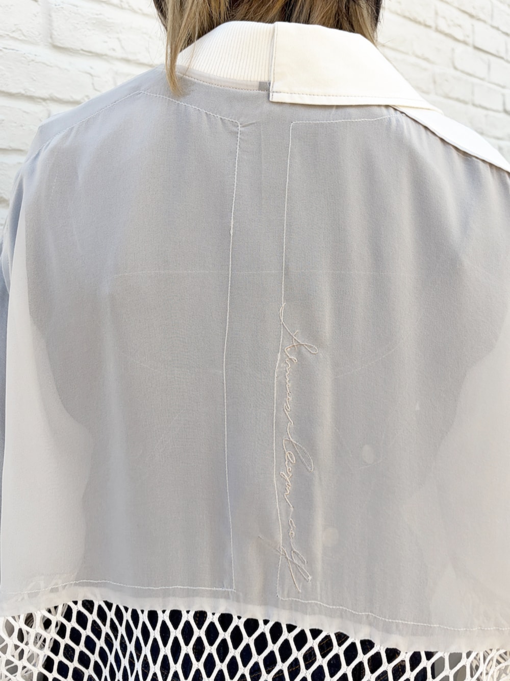 ホワイト系のブルゾンを着用したレディースの春コーディネートの4枚目の写真