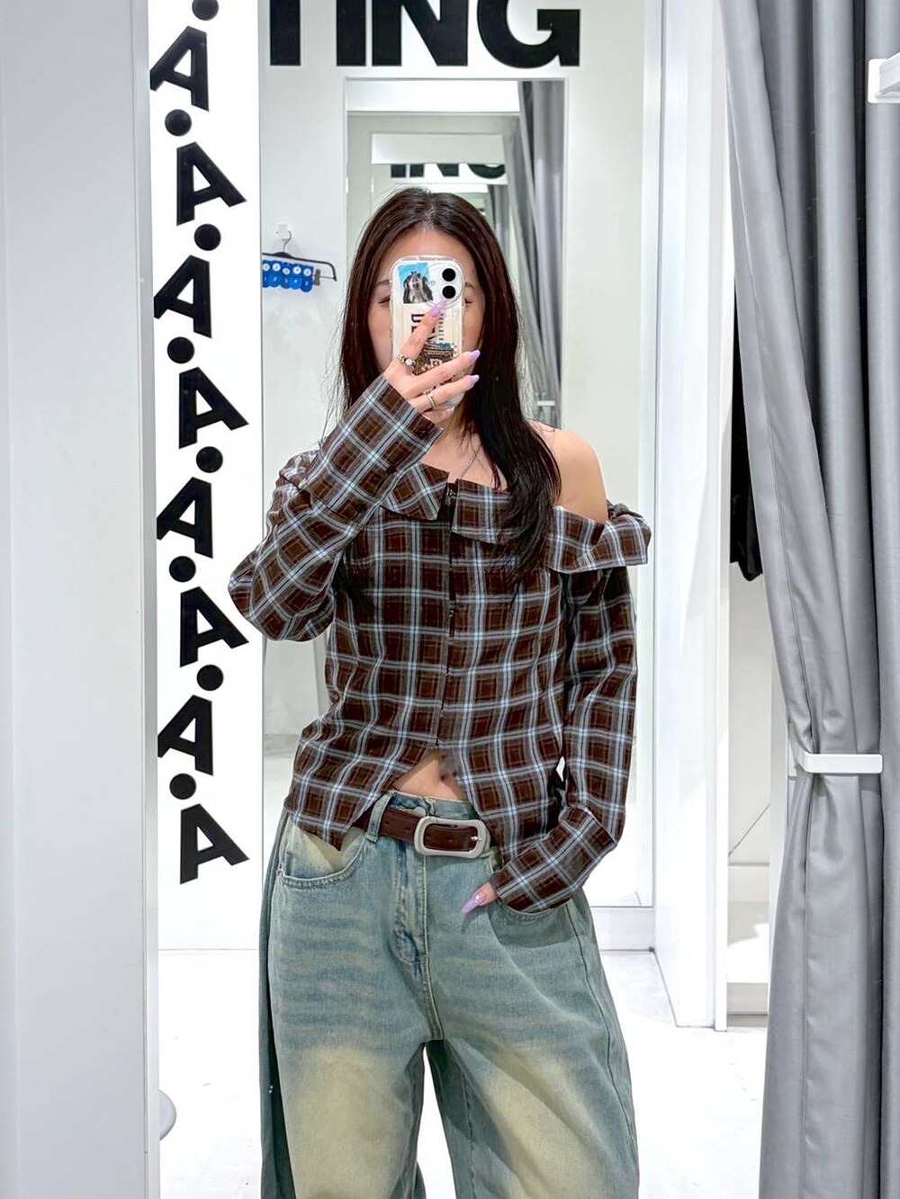 ブルー系のデニムパンツ、ブラック系のパンプス、グレー系のハンドバッグを着用したレディースの春コーディネートの5枚目の写真