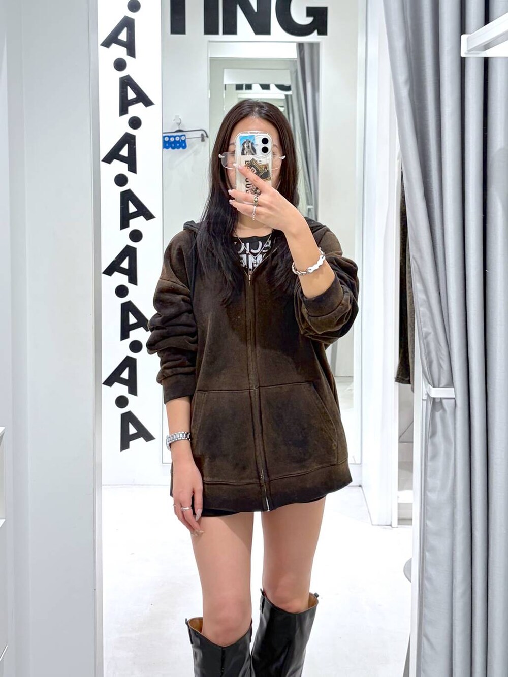 ブラック系のその他パンツ、ブラック系のTシャツ/カットソー、ブラック系のブーツを着用したレディースの春コーディネートの3枚目の写真