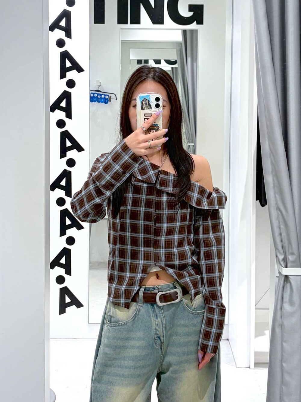 ブルー系のデニムパンツ、ブラック系のパンプス、グレー系のハンドバッグを着用したレディースの春コーディネートの4枚目の写真