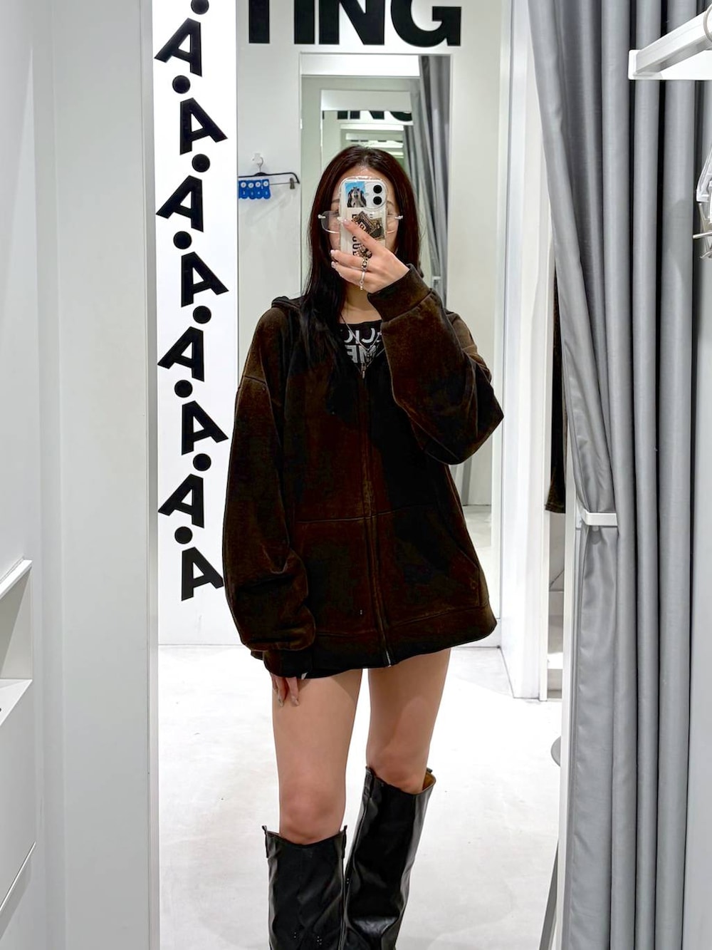 ブラック系のその他パンツ、ブラック系のTシャツ/カットソー、ブラック系のブーツを着用したレディースの春コーディネートの4枚目の写真