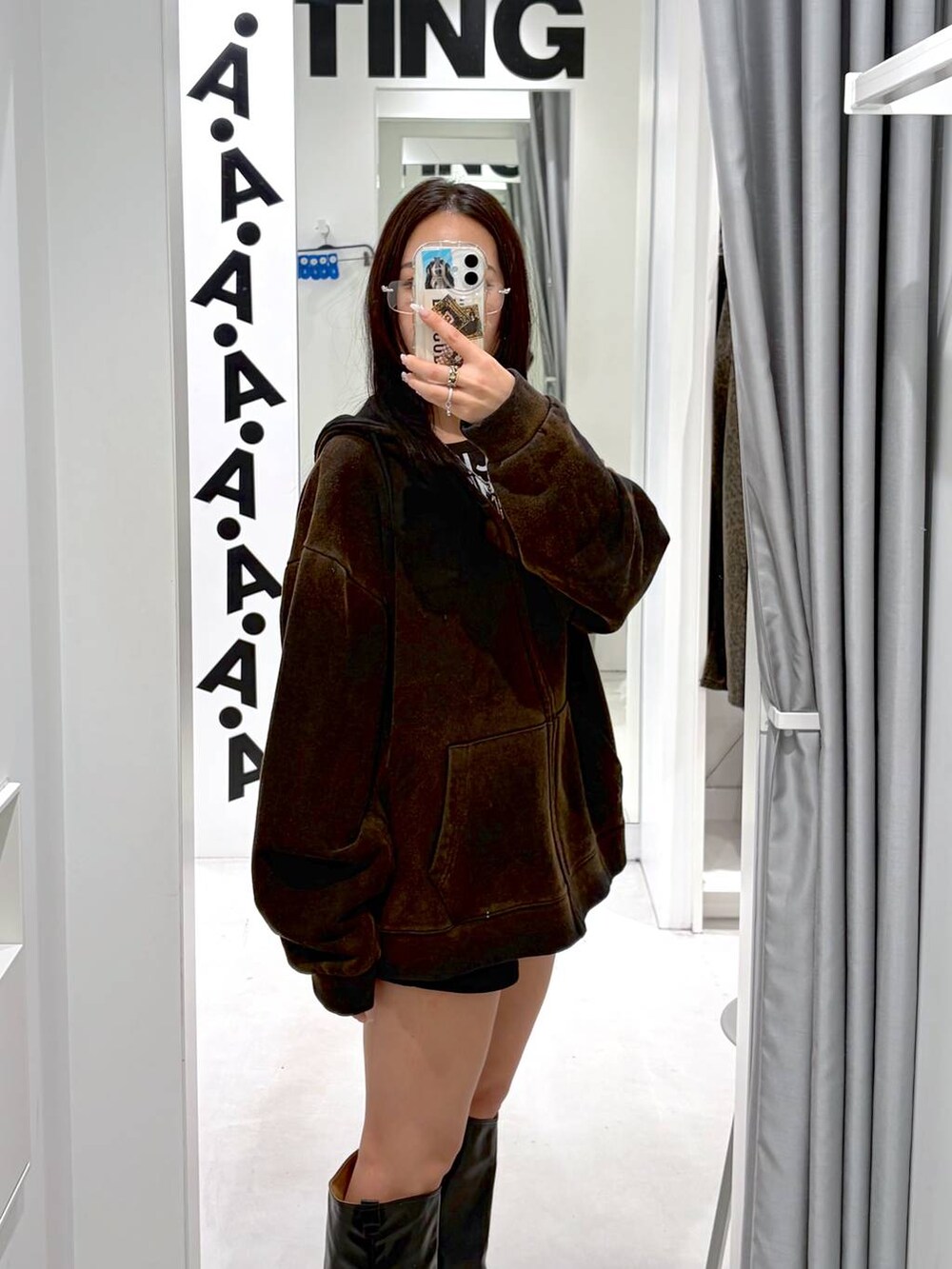 ブラック系のその他パンツ、ブラック系のTシャツ/カットソー、ブラック系のブーツを着用したレディースの春コーディネートの6枚目の写真