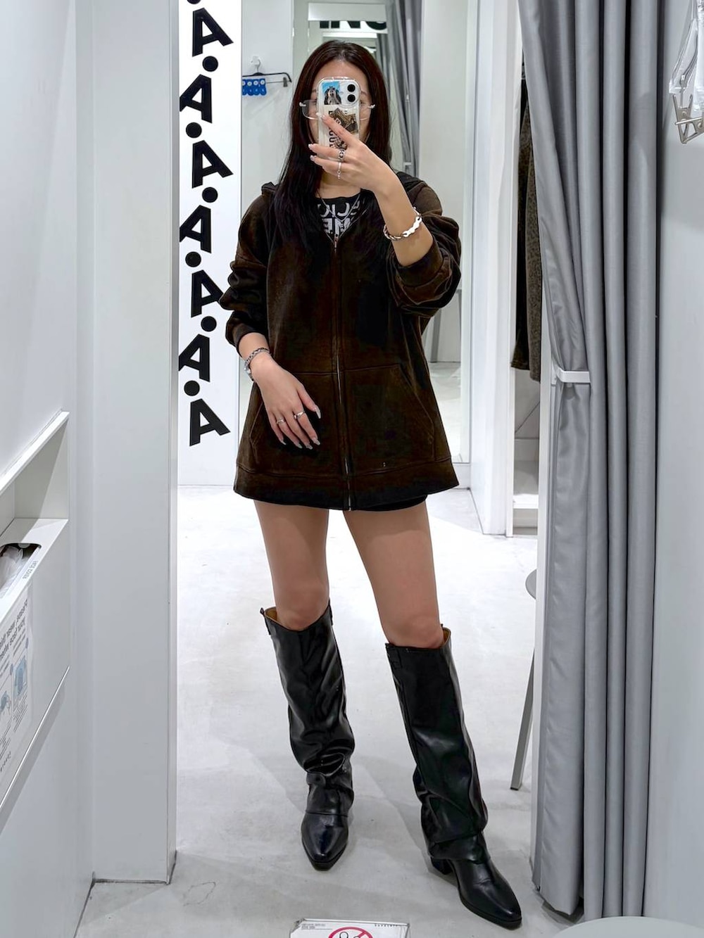 ブラック系のその他パンツ、ブラック系のTシャツ/カットソー、ブラック系のブーツを着用したレディースの春コーディネートの2枚目の写真