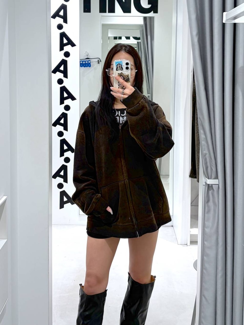 ブラック系のその他パンツ、ブラック系のTシャツ/カットソー、ブラック系のブーツを着用したレディースの春コーディネートの5枚目の写真