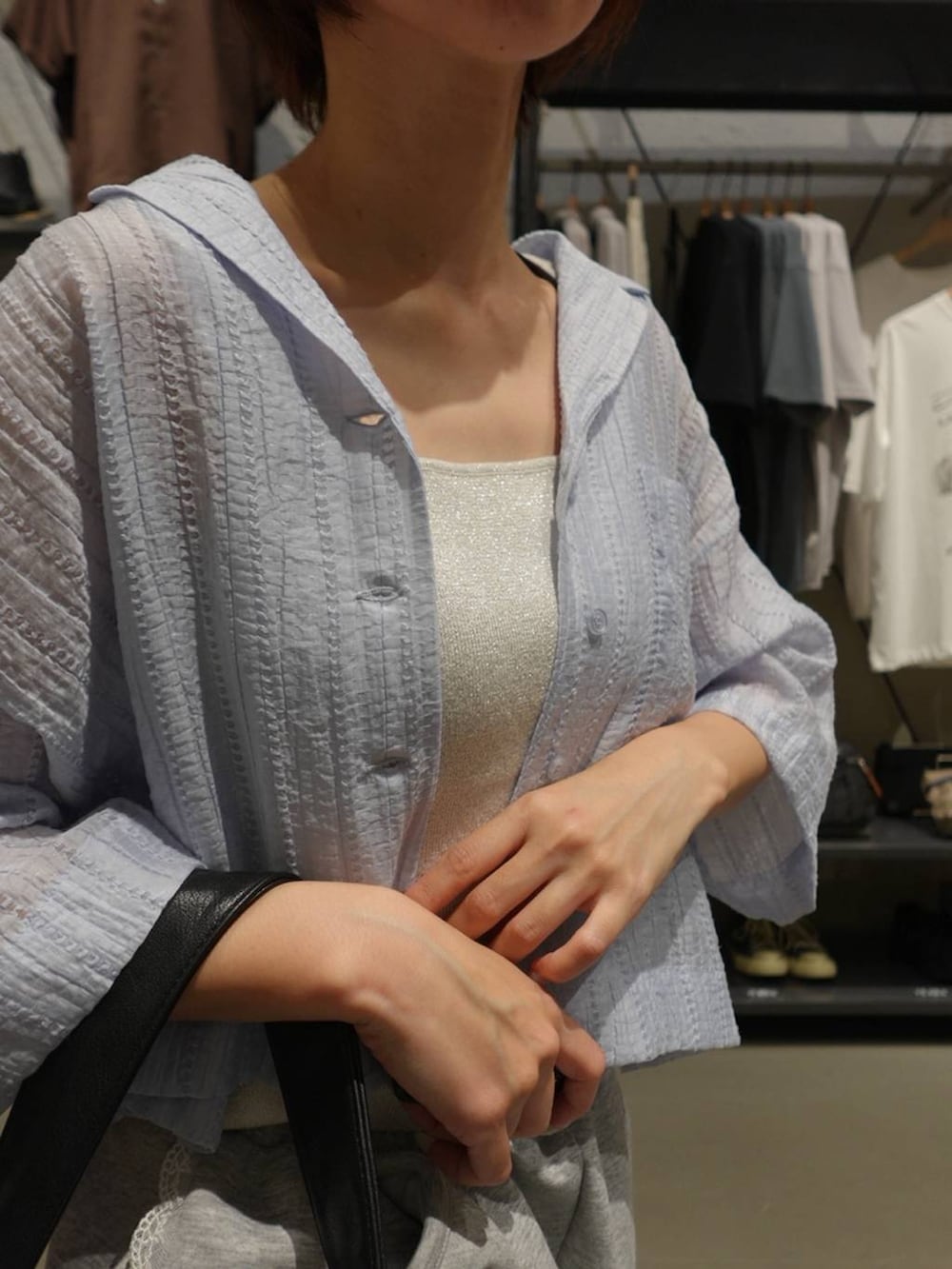 グレー系のスウェットパンツ、シルバー系のタンクトップ、ブラック系のパンプスを着用したレディースの春コーディネートの6枚目の写真