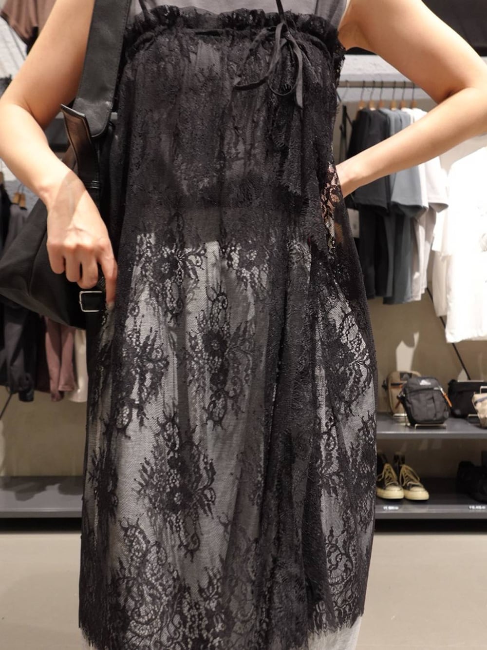 グレー系のスウェットパンツ、グレー系のタンクトップ、ブラック系のパンプスを着用したレディースの春コーディネートの4枚目の写真