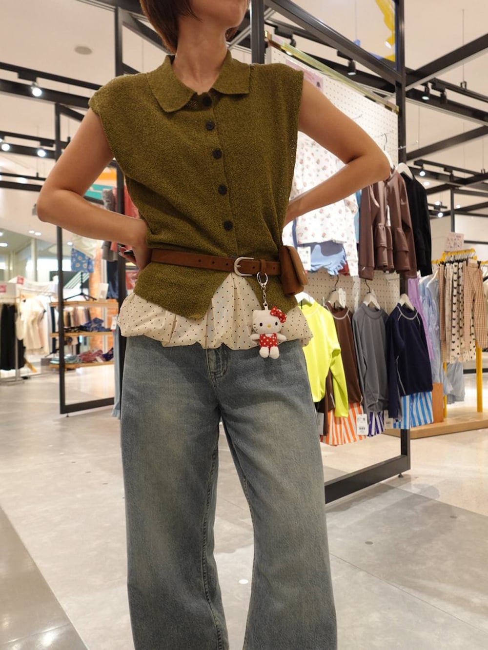 グリーン系のベスト、ブルー系のデニムパンツ、ブラウン系のサンダルを着用したレディースの夏コーディネートの4枚目の写真